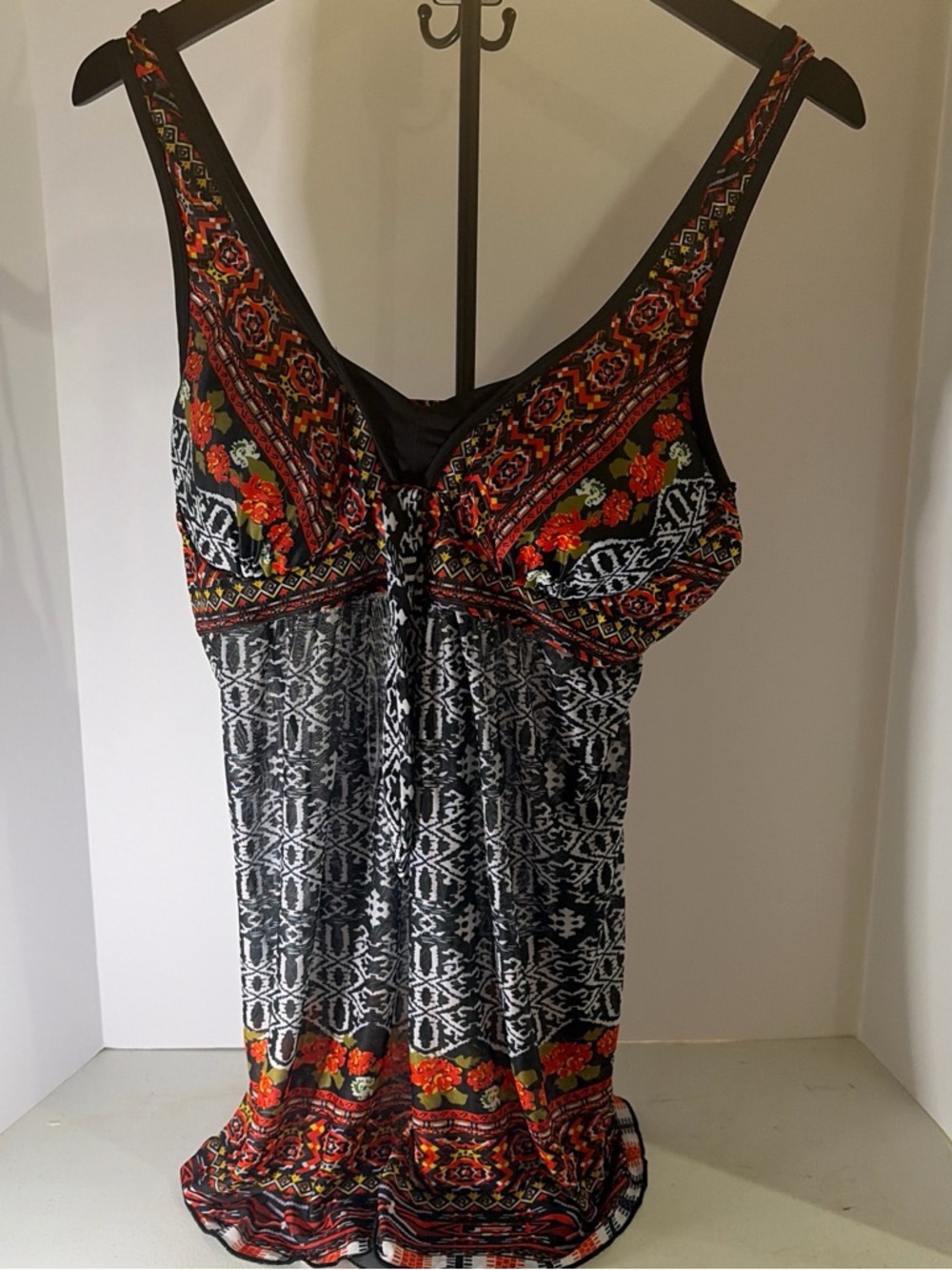 Sleeveless V-Neck Printed Tank Top with Floral Accents - Black & Red